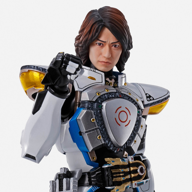「S.H.Figuarts（真骨彫製法）仮面ライダーイクサ セーブモード／バーストモード」8,800円（税込）（C）石森プロ・東映