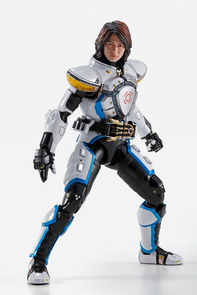 「S.H.Figuarts（真骨彫製法）仮面ライダーイクサ セーブモード／バーストモード」8,800円（税込）（C）石森プロ・東映