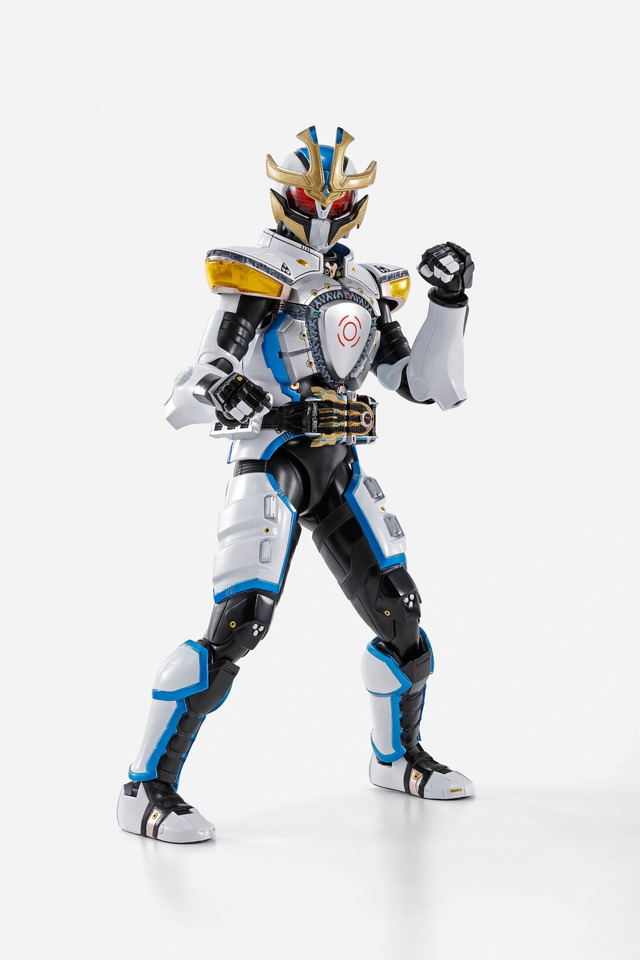 「S.H.Figuarts（真骨彫製法）仮面ライダーイクサ セーブモード／バーストモード」8,800円（税込）（C）石森プロ・東映