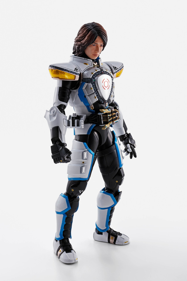 「S.H.Figuarts（真骨彫製法）仮面ライダーイクサ セーブモード／バーストモード」8,800円（税込）（C）石森プロ・東映