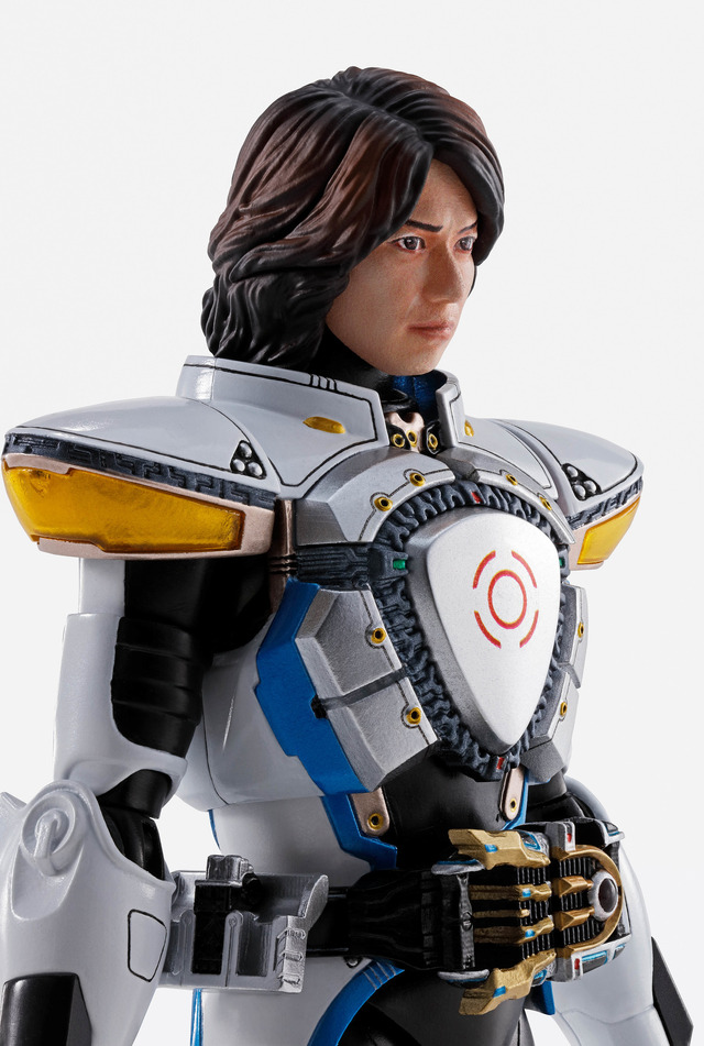 「S.H.Figuarts（真骨彫製法）仮面ライダーイクサ セーブモード／バーストモード」8,800円（税込）（C）石森プロ・東映
