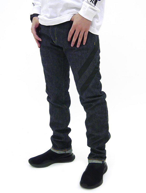 「【数量限定100本】プラグスーツ デザインジーンズ」15,000円（税別）（C）カラー