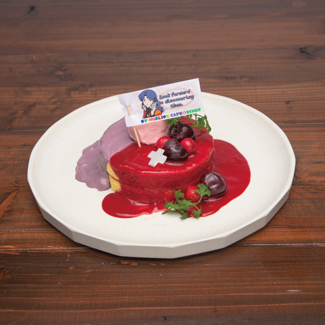 「EVANGELION CAFE&DINER」【葛城ミサト】ベリーパンケーキ 1,590円（C）カラー