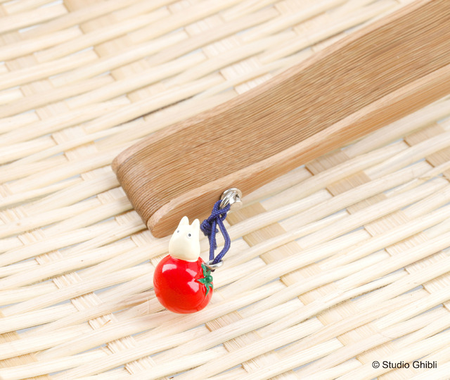 「となりのトトロ 扇子 舞花火」2,980円(税別）（C）Studio Ghibli