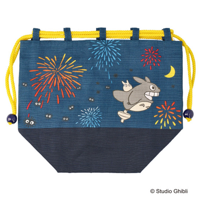 「となりのトトロ 巾着バッグ 舞花火」1,800円(税別）（C）Studio Ghibli