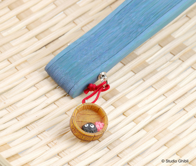 「千と千尋の神隠し 扇子 海原」2,980円(税別）（C）Studio Ghibli