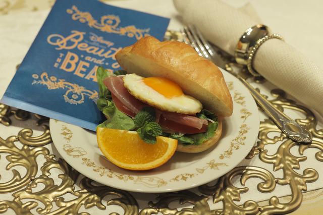 ＜Belle＞朝のサンドウィッチプレート 1,390円 / プレート付き：3,190円（C）Disney