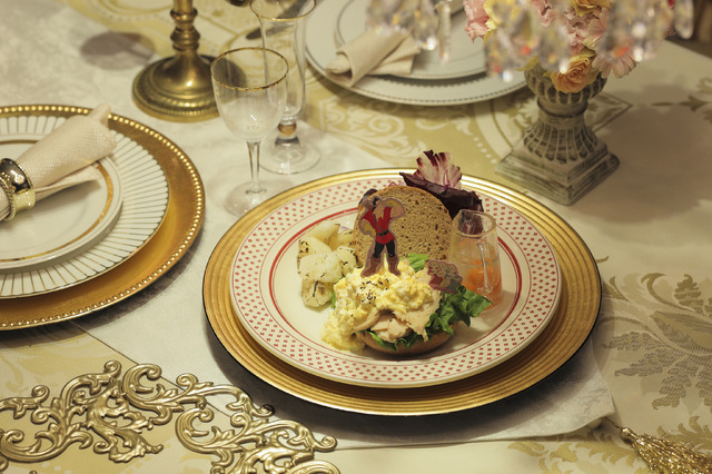 ＜Gaston＞強いぞ！グリルチキンバーガー 1,890円（C）Disney