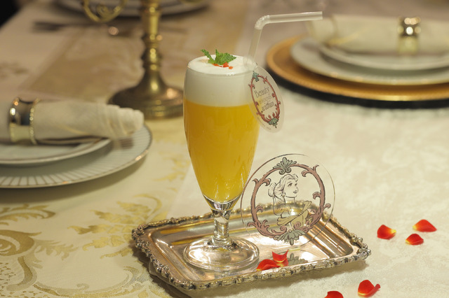 ＜ベル＞マンゴースムージー 890円 / コースター付き：1,590円（C）Disney