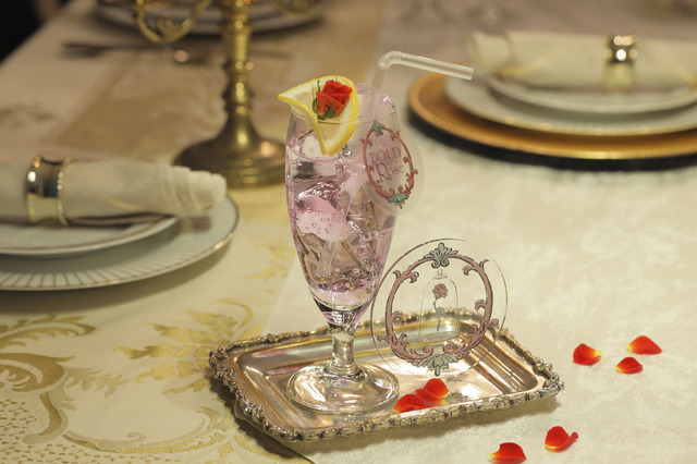 ＜真実の薔薇＞ローズウォーター 890円 / コースター付き：1,590円（C）Disney