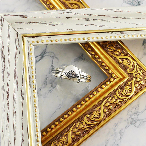 『FGOバビロニア』コラボシルバーアクセサリーキャラクターモチーフリング＜アナ＞10,000円（税抜き）（C）TYPE-MOON / FGO7 ANIME PROJECT