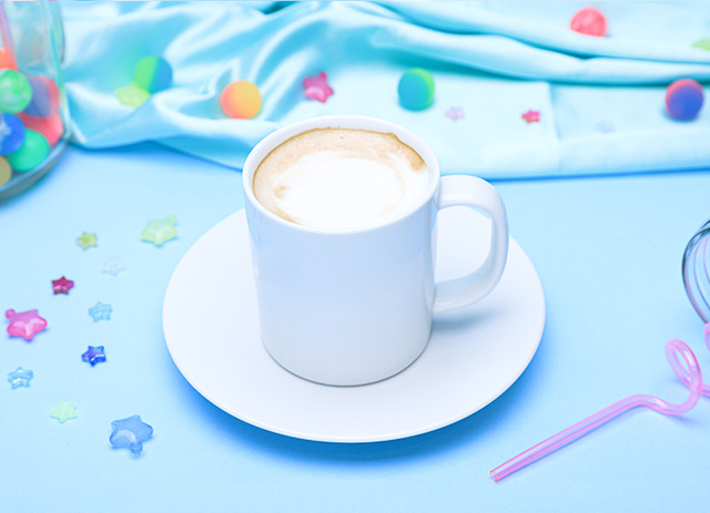 カフェラテ 699円（税抜）（C）はせつ町民会／ユーリ!!! on ICE 製作委員会（C）1976,1989,1992,1993,1996,1998,2020 SANRIO CO.,LTD. APPROVAL NO.610406