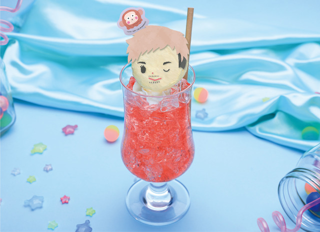 ストロベリーソーダフロート 989円（税抜）（C）はせつ町民会／ユーリ!!! on ICE 製作委員会（C）1976,1989,1992,1993,1996,1998,2020 SANRIO CO.,LTD. APPROVAL NO.610406