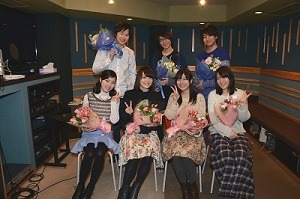 前列左から　石原夏織さん（久沼さゆ 役）／花澤香菜さん（向井戸まなか 役）／茅野愛衣さん（比良平ちさき 役）／小松未可子さん（潮留美海 役）後列左から　逢坂良太さん（伊佐木 要 役）／花江夏樹さん（先島 光 役）／石川界人さん（木原 紡 役）