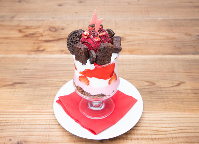 いちごロックパフェ 1,290円（税抜）（C）BanG Dream! Project （C）Craft Egg Inc. （C）bushiroad All Rights Reserved.