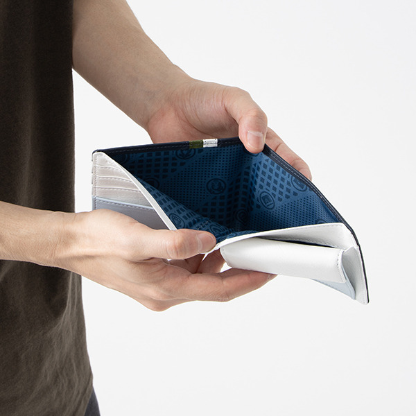 小早川凛子モデル 財布／10,800円（税抜）（C）Konami Digital Entertainment