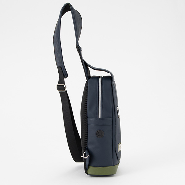 小早川凛子モデル ボディバッグ／12,800円（税抜）（C）Konami Digital Entertainment