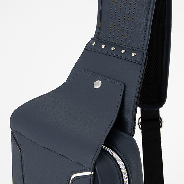 小早川凛子モデル ボディバッグ／12,800円（税抜）（C）Konami Digital Entertainment