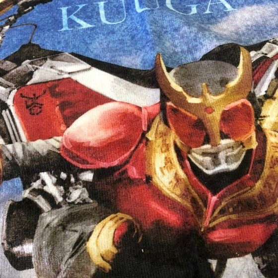 「菅原芳人計画　仮面ライダークウガ　バスタオル」4,400円（税込）（C）石森プロ・東映