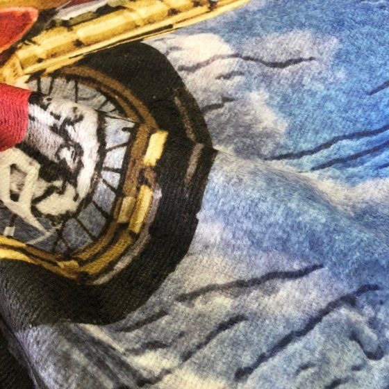 「菅原芳人計画　仮面ライダークウガ　バスタオル」4,400円（税込）（C）石森プロ・東映