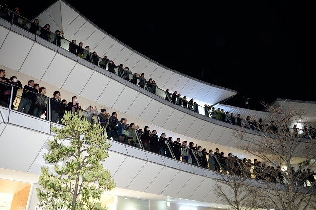 川崎市街に巨人たちが進撃　「進撃の巨人」プロジェクションマッピングのその様子は？