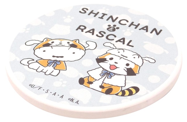 「クレヨンしんちゃん＆ラスカル」コラボレーショングッズ コースター丸1（C）臼井儀人／双葉社・シンエイ・テレビ朝日・ADK（C）NIPPON ANIMATION CO., LTD.