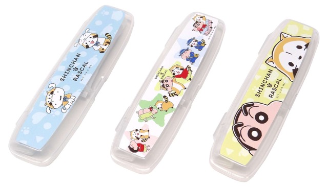 「クレヨンしんちゃん＆ラスカル」コラボレーショングッズ トラベルセット3種（C）臼井儀人／双葉社・シンエイ・テレビ朝日・ADK（C）NIPPON ANIMATION CO., LTD.