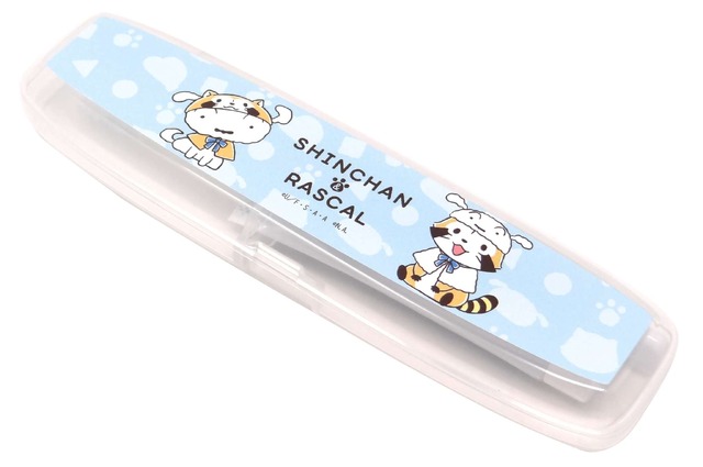 「クレヨンしんちゃん＆ラスカル」コラボレーショングッズ トラベルセットシロ（C）臼井儀人／双葉社・シンエイ・テレビ朝日・ADK（C）NIPPON ANIMATION CO., LTD.