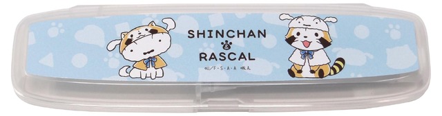 「クレヨンしんちゃん＆ラスカル」コラボレーショングッズ トラベルセットシロ（C）臼井儀人／双葉社・シンエイ・テレビ朝日・ADK（C）NIPPON ANIMATION CO., LTD.