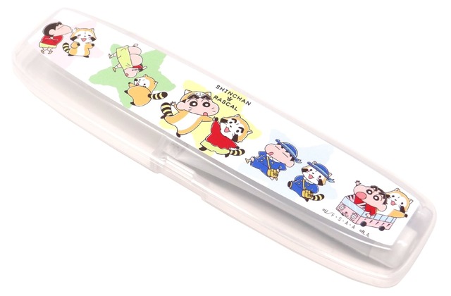 「クレヨンしんちゃん＆ラスカル」コラボレーショングッズ トラベルセット集合（C）臼井儀人／双葉社・シンエイ・テレビ朝日・ADK（C）NIPPON ANIMATION CO., LTD.