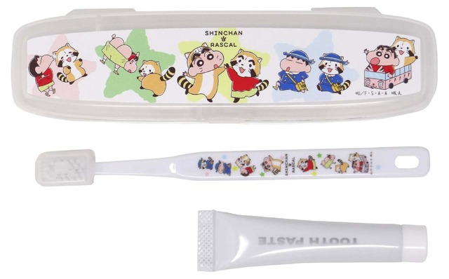「クレヨンしんちゃん＆ラスカル」コラボレーショングッズ トラベルセット集合（C）臼井儀人／双葉社・シンエイ・テレビ朝日・ADK（C）NIPPON ANIMATION CO., LTD.