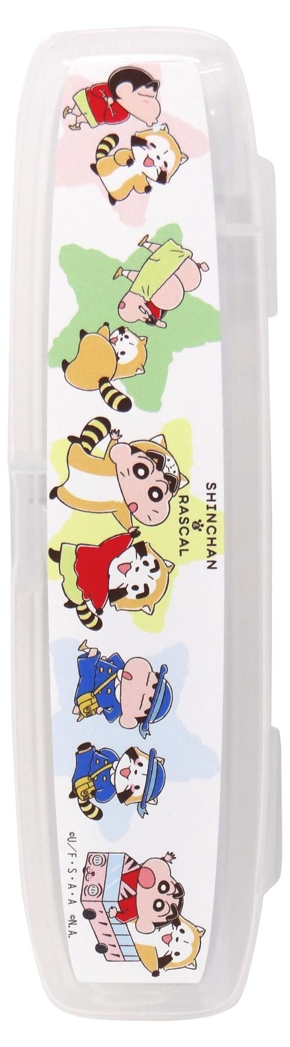 「クレヨンしんちゃん＆ラスカル」コラボレーショングッズ トラベルセット集合（C）臼井儀人／双葉社・シンエイ・テレビ朝日・ADK（C）NIPPON ANIMATION CO., LTD.