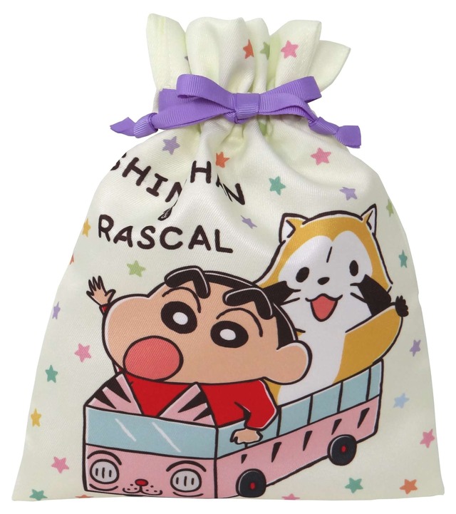「クレヨンしんちゃん＆ラスカル」コラボレーショングッズ トラベル巾着（C）臼井儀人／双葉社・シンエイ・テレビ朝日・ADK（C）NIPPON ANIMATION CO., LTD.