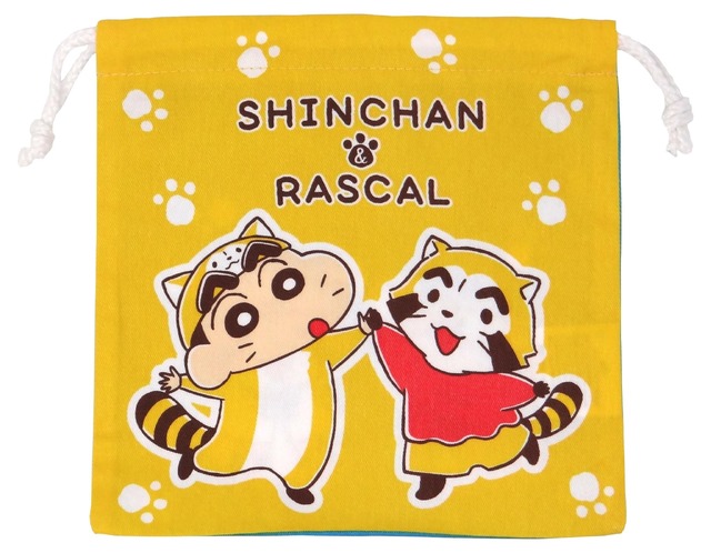 「クレヨンしんちゃん＆ラスカル」コラボレーショングッズ 巾着（C）臼井儀人／双葉社・シンエイ・テレビ朝日・ADK（C）NIPPON ANIMATION CO., LTD.