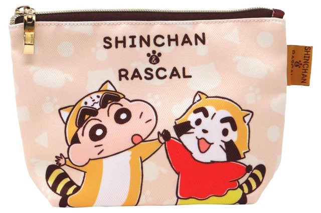 「クレヨンしんちゃん＆ラスカル」コラボレーショングッズ 舟型ポーチ（C）臼井儀人／双葉社・シンエイ・テレビ朝日・ADK（C）NIPPON ANIMATION CO., LTD.