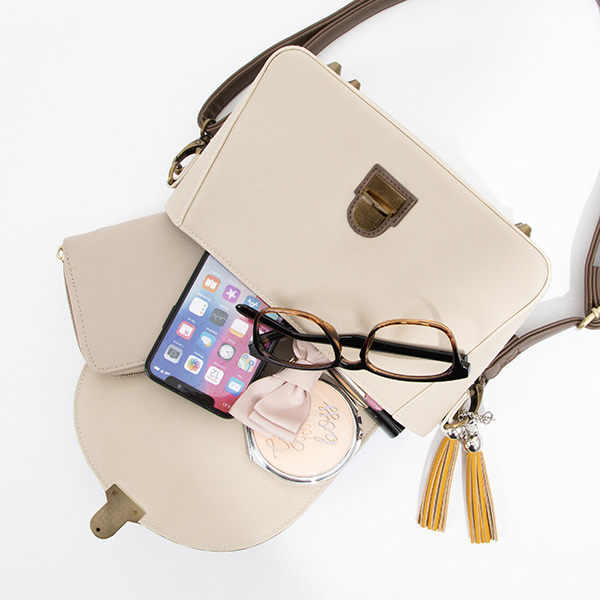 前田藤四郎モデル バッグ／各11,800円（税別）（税別）（C）2015-2020 DMM GAMES/Nitroplus