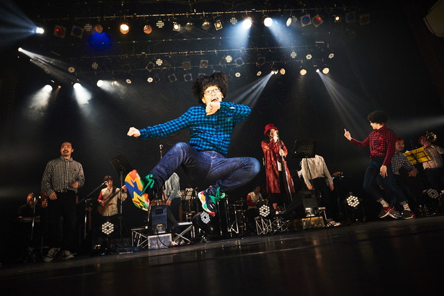 「THE REAL AKIBA BOYZ ONEMAN LIVE-SUPER FRESH BAND LIVE-」ステージの様子　写真/AYATO.