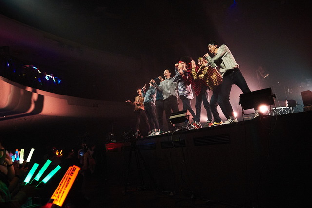 「THE REAL AKIBA BOYZ ONEMAN LIVE-SUPER FRESH BAND LIVE-」ステージの様子　写真/AYATO.