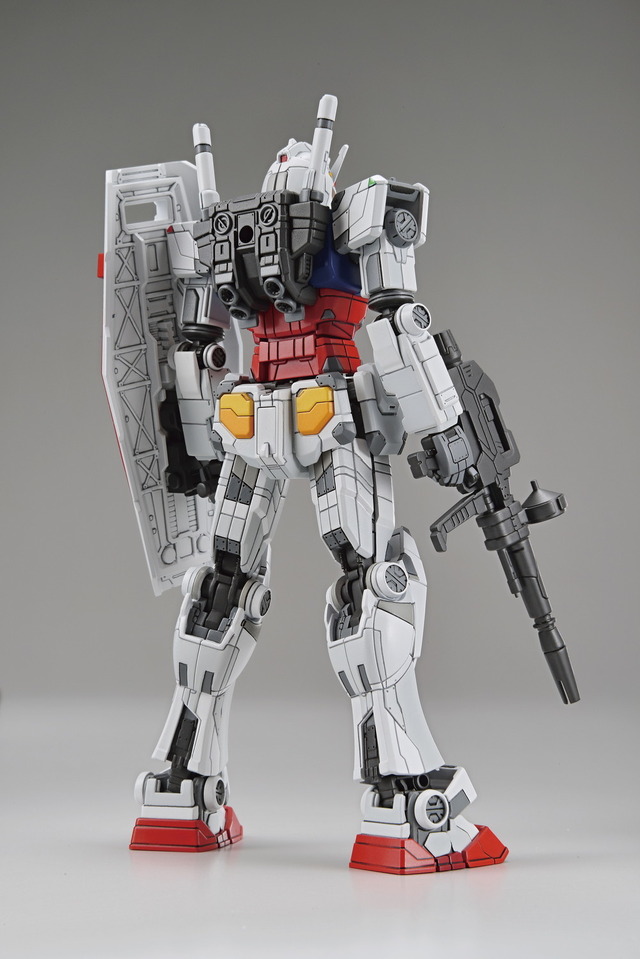 「1/144 RX-78F00 ガンダム＆ガンダムドック」2,750円（税込／送料・手数料別）（C）創通・サンライズ
