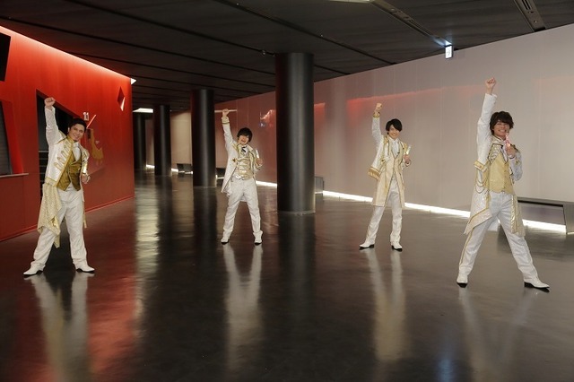 【写真】天崎＆木村＆高野＆八代（振り付け中）