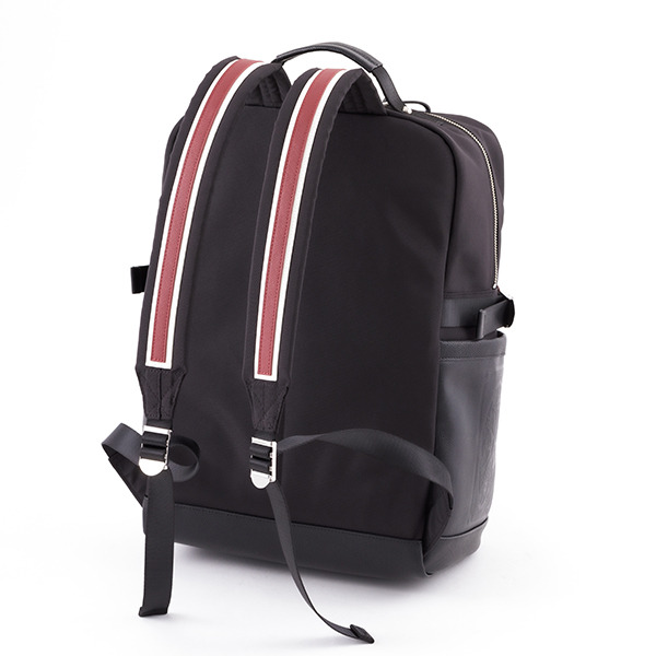 『カードキャプターさくらクリアカード編』コラボレーションバッグ／14,800円(税別) （C）CLAMP・ST/講談社・NEP・NHK （R）KODANSHA