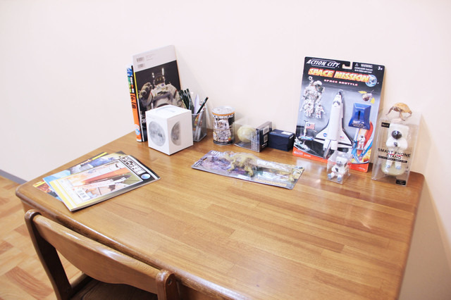 主人公六太と日々人が幼い頃こんな学習机で勉強していたのではないかとイメージしてディスプレイされた机