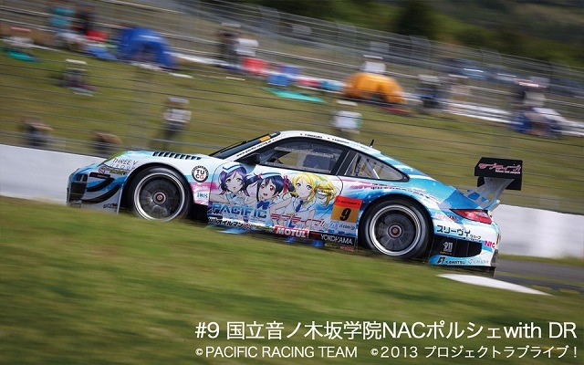 PACIFIC RACING TEAM#9「国立音ノ木坂学院 NAC ポルシェ with DR」（c）PACIFIC RACING TEAM