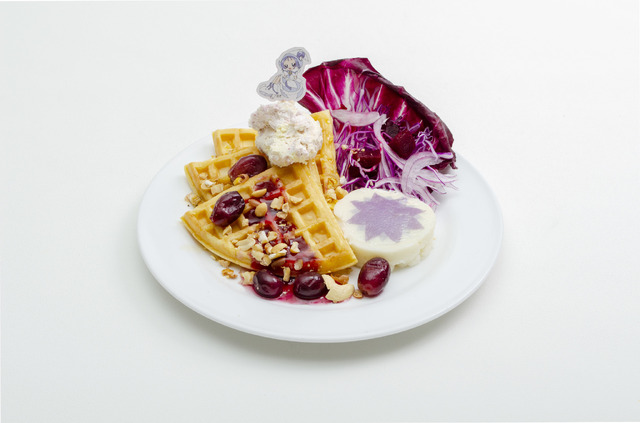 「おジャ魔女どれみカフェ2020～FRUITS PARLOR～」おんぷのワッフル～グレープ＆マスカルポーネ添え～1,299 円（C）東映アニメーション