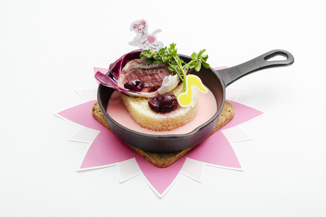 「おジャ魔女どれみカフェ2020～FRUITS PARLOR～」どれみのチーズステーキドリア～チェリーのソース～1,699 円（C）東映アニメーション