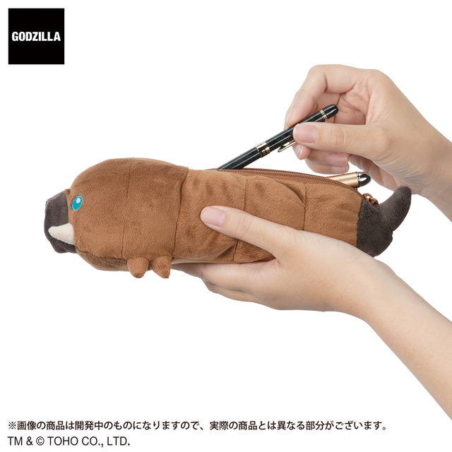 「モスラ幼虫ぬいぐるみペンケース」2,970円 TM &（C）TOHO CO., LTD.