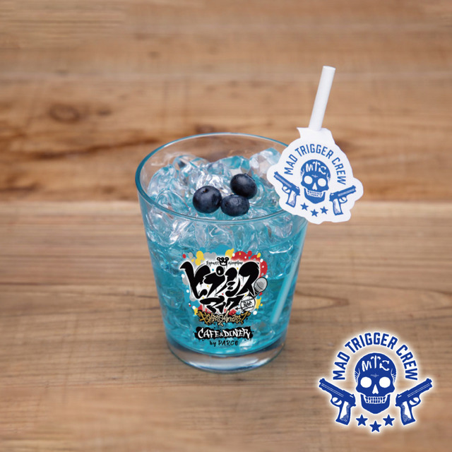 「『ヒプノシスマイク-Division Rap Battle-』Rhyme Anima CAFE&DINER by PARCO」ディビジョン・ドリンクMAD TRIGGER CREW（C）『ヒプノシスマイク-Division Rap Battle-』Rhyme Anima製作委員会