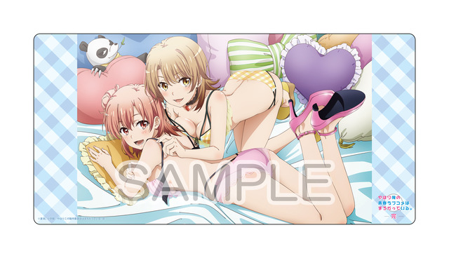 「やはり俺の青春ラブコメはまちがっている。 完 ラバーデスクマット　B」3,300円（税別）（C）渡 航、小学館/やはりこの製作委員会はまちがっている。完