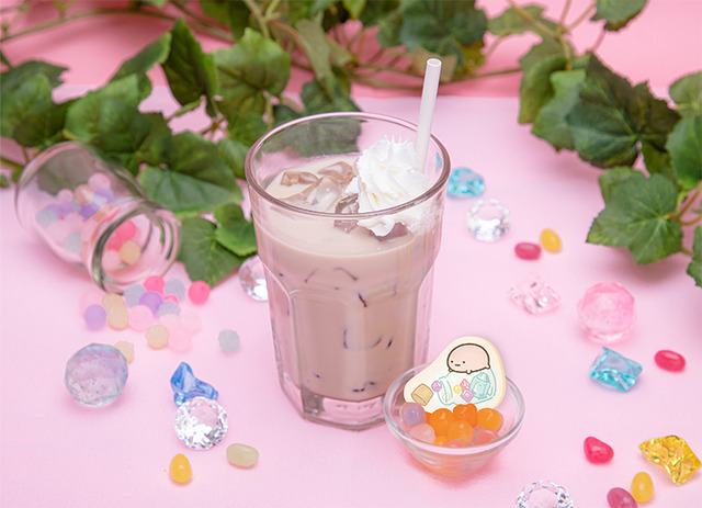 「すみっコぐらし もぐらのおうちカフェ」たぴおかのみるくてぃー（アイス）（C）2020 San-X Co., Ltd. All Rights Reserved.