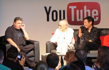 記者が訪れた際には、アメコミの巨匠スタン・リーがライブの真っ最中。